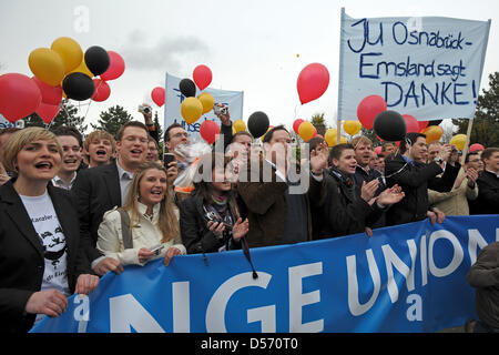 Les membres de l'Union chrétienne des jeunes titulaires d'un transparant et chanter en face de la porte d'entrée d'Helmut Kohl's house en Ludwigshafen-Oggersheim, Allemagne, 03 avril 2010. Kohl fête son 80ème anniversaire le 03 avril 2010. Une fête centrale aura lieu à Ludwigshafen, Allemagne, le 05 mai 2010. 1000 invités sont attendus. Photo : Ronald WITTEK Banque D'Images