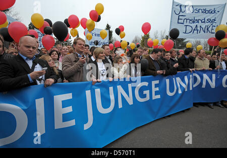 Les membres de l'Union chrétienne des jeunes titulaires d'un transparant et chanter en face de la porte d'entrée d'Helmut Kohl's house en Ludwigshafen-Oggersheim, Allemagne, 03 avril 2010. Kohl fête son 80ème anniversaire le 03 avril 2010. Une fête centrale aura lieu à Ludwigshafen, Allemagne, le 05 mai 2010. 1000 invités sont attendus. Photo : Ronald WITTEK Banque D'Images