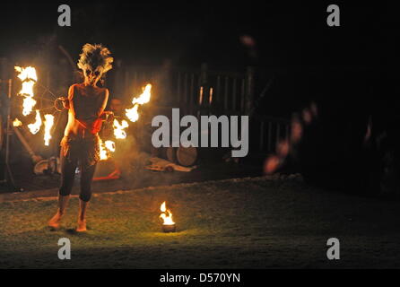 Paarl, Afrique du Sud. 24 mars, 2013. Un fire dancer pendant l'heure de la Terre pique-nique à la lexiques Taalmonument le 24 mars 2013. Earth Hour est un événement mondial annuel pour aider à la prise de conscience de la nécessité de prendre des mesures sur les questions environnementales. Credit : Lulama Zenzile/Foto24/Gallo Images/ Alamy Live News Banque D'Images