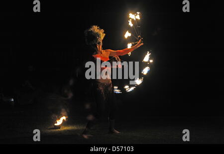 Paarl, Afrique du Sud. 24 mars, 2013. Un fire dancer pendant l'heure de la Terre pique-nique à la lexiques Taalmonument le 24 mars 2013. Earth Hour est un événement mondial annuel pour aider à la prise de conscience de la nécessité de prendre des mesures sur les questions environnementales. Credit : Lulama Zenzile/Foto24/Gallo Images/ Alamy Live News Banque D'Images