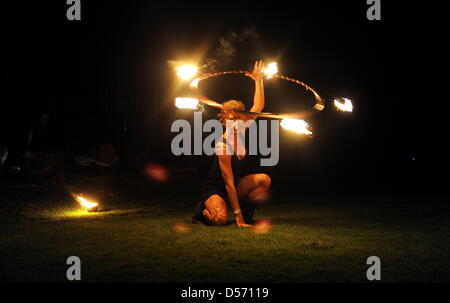 Paarl, Afrique du Sud. 24 mars, 2013. Un fire dancer pendant l'heure de la Terre pique-nique à la lexiques Taalmonument le 24 mars 2013. Earth Hour est un événement mondial annuel pour aider à la prise de conscience de la nécessité de prendre des mesures sur les questions environnementales. Credit : Lulama Zenzile/Foto24/Gallo Images/ Alamy Live News Banque D'Images