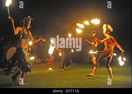 Paarl, Afrique du Sud. 24 mars, 2013. Danseurs de feu exécuter pendant l'heure de la Terre pique-nique à la lexiques Taalmonument le 24 mars 2013. Earth Hour est un événement mondial annuel pour aider à la prise de conscience de la nécessité de prendre des mesures sur les questions environnementales. Credit : Lulama Zenzile/Foto24/Gallo Images/ Alamy Live News Banque D'Images