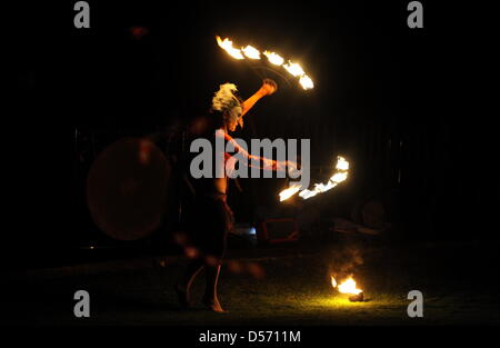 Paarl, Afrique du Sud. 24 mars, 2013. Un fire dancer pendant l'heure de la Terre pique-nique à la lexiques Taalmonument le 24 mars 2013. Earth Hour est un événement mondial annuel pour aider à la prise de conscience de la nécessité de prendre des mesures sur les questions environnementales. Credit : Lulama Zenzile/Foto24/Gallo Images/ Alamy Live News Banque D'Images