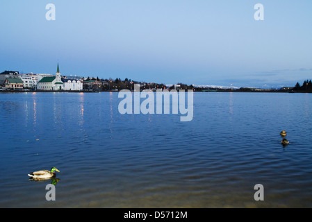 TjÜrnin lac au crépuscule, Reykjavik Banque D'Images