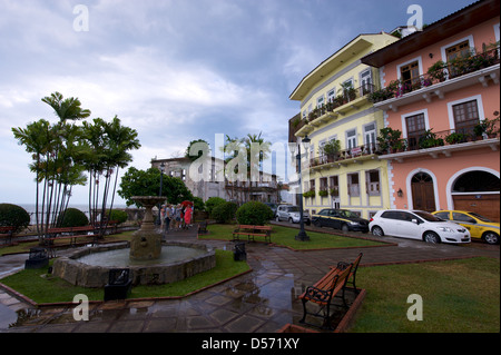 Bâtiments colorés et fontaine de la vieille ville dans le quartier de Casco Viejo, Panama City Banque D'Images