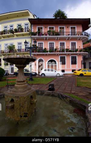 Bâtiments colorés et fontaine de la vieille ville dans le quartier de Casco Viejo, Panama City Banque D'Images