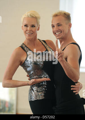 L'actrice danoise Brigitte Nielsen et danseuse professionnelle Oliver Tienken posent au cours d'une formation de danse à Berlin, Allemagne, 07 avril 2010. Nielsen sera en compétition pour le titre 'Dancing Star 2010" avec d'autres célébrités dans la dance show 'Let's Dance' de télédiffuseur privé RTL à partir du 09 avril 2010. Photo : JENS KALAENE Banque D'Images