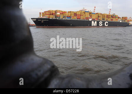 Porte-conteneurs "MSC Daniela' de 365 mètres de longueur et 51 mètres Largeur maures au terminal conteneurs de Bremerhaven, Allemagne, 07 avril 2010. Le porte-conteneurs géant est l'un des plus grands et exploite l'itinéraire pour l'Europe China-Northern société d'armateurs Mediterranean Shipping Company (MSC). Photo : Ingo Wagner Banque D'Images