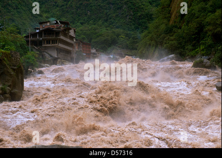 La rage des torrents de la rivière Urubamba en pleine inondation près de Aquas Calientes, Pérou. C'est le point d'accès au Machu Picchu site Banque D'Images