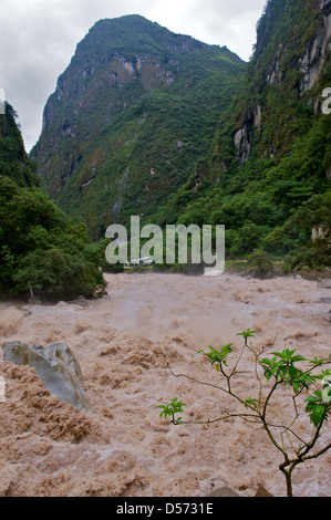 La rage des torrents de la rivière Urubamba en pleine inondation près de Aquas Calientes, Pérou. C'est le point d'accès au Machu Picchu site Banque D'Images