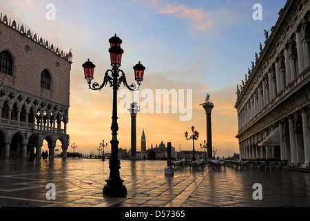 L'aube à la place Saint Marc, Venise, Italie. Comprend le lion ailé de St Marc et St Théodore statues et San Giorgio Maggiore Banque D'Images