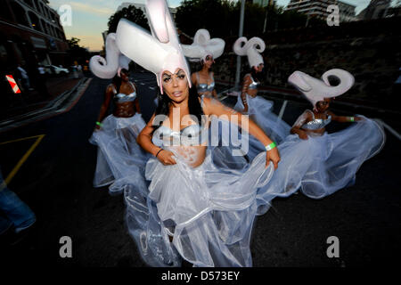 CAPE TOWN, AFRIQUE DU SUD : les participants en costumes colorés au cours de la Cap Carnaval 2013 à Cape Town, Afrique du Sud. L'édition de la Carnival voit les habitants et les touristes sur la collecte à pied du ventilateur et Somerset Road pour les célébrations. (Photo par Gallo Images / Foto24 / Jaco Marais) Banque D'Images