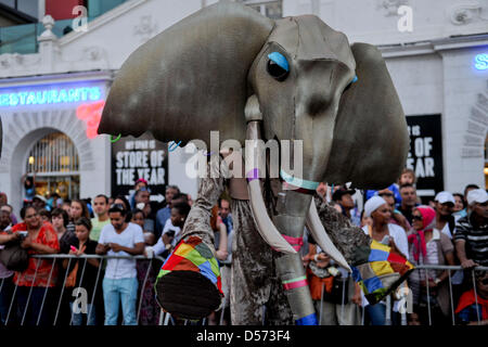 CAPE TOWN, AFRIQUE DU SUD : les participants en costumes colorés au cours de la Cap Carnaval 2013 à Cape Town, Afrique du Sud. L'édition de la Carnival voit les habitants et les touristes sur la collecte à pied du ventilateur et Somerset Road pour les célébrations. (Photo par Gallo Images / Foto24 / Jaco Marais) Banque D'Images