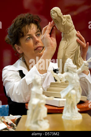 Jaehler Bosser Angela du 'MEISSEN' tasses manufactury travaille sur une sculpture pour le Kaufhaus des Westens (KaDeWe) à Berlin, Allemagne, le 14 avril 2010. Le 300e anniversaire de 'MEISSEN' est célébré par une exposition à l'atrium et les vitrines du grand magasin KaDeWe. Photo : ARNO BURGI Banque D'Images