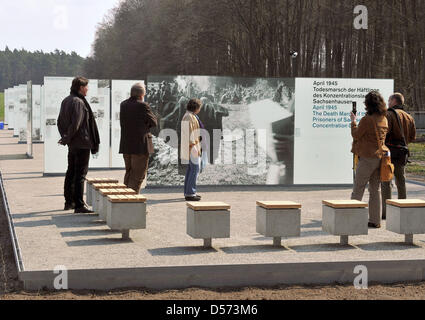 Les journalistes Découvrez les nouvelles chambres de l'information le site commémoratif de la mort de prisonniers de mars le camp de concentration de Sachsenhausen, dans la forêt près de ci-dessous, Allemagne, le 14 avril 2010. Le site commémoratif sera rouvert le 16 avril 2010 après neuf mois de réarrangement. Conseils de verre, des dessins des prisonniers et des citations, des documents et des photos illustrent les souffrir Banque D'Images