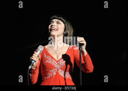 La chanteuse française chansonn Mireille Mathieu donne un concert en Allemagne, Saale, 14 avril 2010. Mathieu présente ses plus grands succès et des chansons de son record allemand 'Nah bei Dir' ('près de vous') en 22 concerts en Allemagne, au Danemark et en Autriche. Photo : Peter Endig Banque D'Images