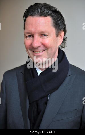 Auteur à succès suisse Martin Suter pose à Riehen près de Bâle, Suisse, le 14 avril 2010. Suter est apparu comme un invité à un événement de la Fondation Beyeler' 'art museum à Riehen. Photo : Rolf Haid Banque D'Images