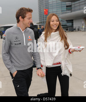 Pilote de Formule 1 britannique Jenson Button de McLaren Mercedes et sa petite amie Jessica Michibata, marcher dans le paddock au Circuit International de Shanghai à Shanghai, Chine, le 15 avril 2010. La formule un Grand Prix de Chine aura lieu le 18 avril 2010. Photo : Peter Steffen Banque D'Images