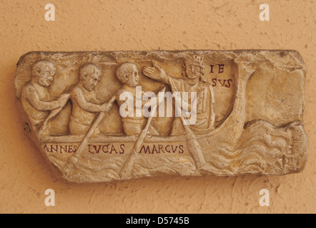 L'art chrétien de l'époque de l'Italie. Relief représentant Jésus dans un bateau avec John, Luc et Mark venant d'un sarcophage. 4e annonce. Copie. Banque D'Images
