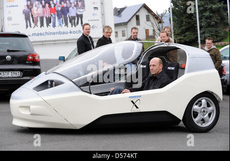 Wolfgang Moescheid entraîne le véhicule électronique 'TW4XP' pour une présentation à Baunatal, Allemagne, 16 avril 2010. La voiture a été développée en Rosenthal, Allemagne, et est le seul à participer à la compétition internationale 'Progressive Insurance Automotive X Prize' aux etats unis. Le prix est doté de tous dans les dix millions de dollars US et est décerné aux véhicules économiques de tous les Banque D'Images