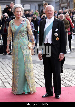 La Princesse Benedikte du Danemark et son mari, le Prince Richard zu Sayn-Wittgenstein-Berleburg assister à un gala spécial spectacle au Théâtre Royal de Copenhague, Danemark, 15 avril 2010, en l'honneur de la reine Margrethe du Danemark qui fêtera ses 70 ans le 16 avril. Photo : Albert Nieboer (Pays-Bas) Banque D'Images