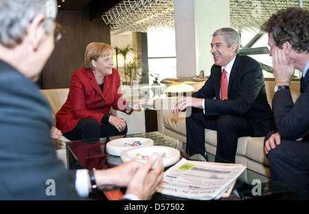 La chancelière allemande Angela Merkel (2-L) s'entretient avec le Premier ministre portugais Jose Socrates (2-R) à l'aéroport de Lisbonne, Portugal, le 16 avril 2010. Merkel, l'avion a été forcé d'arrêter plus de Lisbonne en raison de nuages de cendres volcaniques vomies par le volcan islandais. Eyfjalla Mme Merkel était sur son chemin de nouveau à l'Allemagne après sa visite aux Etats-Unis. Elle ne sera pas en mesure de continuer à Germa