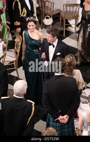 La princesse Mary du Danemark (C à gauche) et le Prince héritier Frederik (C) droit de participer à la soirée de gala à l'occasion de la célébration du 70e anniversaire de la reine Margrethe du Danemark, palais Fredensborg, Danemark, 16 avril 2010. Photo : Patrick van Katwijk Banque D'Images