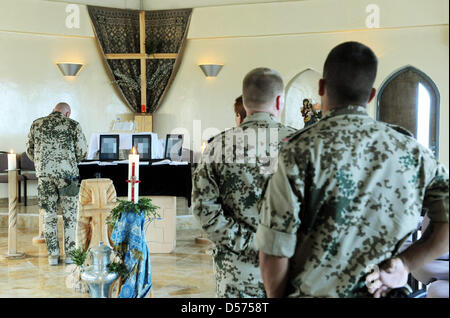 Les soldats allemands signer livres de condoléances commémorant leurs camarades tués au camp de la Bundeswehr dans Masar-i-Scharif, dans le nord de l'Afghanistan, 17 avril 2010. Quatre soldats de la Bundeswehr ont été tués dans un combat contre des insurgés talibans près de Baghlan. Cinq autres soldats ont été blessés. Photo : MAURIZIO GAMBARINI Banque D'Images