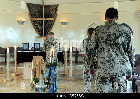 Les soldats allemands signer livres de condoléances commémorant leurs camarades tués au camp de la Bundeswehr dans Masar-i-Scharif, dans le nord de l'Afghanistan, 17 avril 2010. Quatre soldats de la Bundeswehr ont été tués dans un combat contre des insurgés talibans près de Baghlan. Cinq autres soldats ont été blessés. Photo : MAURIZIO GAMBARINI Banque D'Images