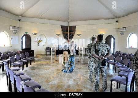 Les soldats allemands signer livres de condoléances commémorant leurs camarades tués au camp de la Bundeswehr dans Masar-i-Scharif, dans le nord de l'Afghanistan, 17 avril 2010. Quatre soldats de la Bundeswehr ont été tués dans un combat contre des insurgés talibans près de Baghlan. Cinq autres soldats ont été blessés. Photo : MAURIZIO GAMBARINI Banque D'Images