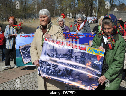 Les survivants de l'Ukraine de l'ancien camp de concentration de femmes Ravensbrueck photographié avec des fleurs et des bannières sur la rive du lac Schwedt dans Fuerstenberg, Allemagne, 18 avril 2010. La libération du camp de concentration il y a 65 ans a été commémorée par le dépôt de couronnes. Photo : BERND SETTNIK Banque D'Images