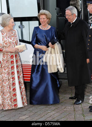 (L-R) La Reine Beatrix des Pays-Bas, la Reine Anne-Marie de Grèce et le roi Constantin de Grèce arrivent pour le dîner de gala à l'occasion de la célébration du 70e anniversaire de la Reine Margrethe II de Denamrk à Fredensborg Palace, Danemark, 16 avril 2010. Photo : Albert Nieboer (Pays-Bas) Banque D'Images