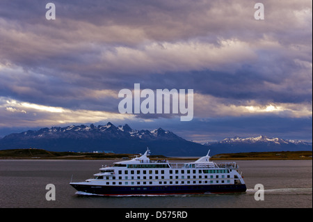 Navire d'expédition Antarctique cap au sud dans le canal de Beagle près de Ushuaia Argentine Banque D'Images