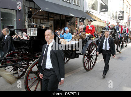 La Reine Margrethe II de Danemark (L) et Prince consort Henrik de Danemark (R) monter dans un chariot à l'Hôtel de ville pour célébrer le 70e anniversaire de la Reine à Copenhague, Danemark, 16 avril 2010. Photo : Patrick van Katwijk Banque D'Images