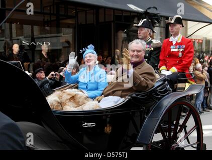 La Reine Margrethe II de Danemark (L) et Prince consort Henrik de Danemark (R) monter dans un chariot à l'Hôtel de ville pour célébrer le 70e anniversaire de la Reine à Copenhague, Danemark, 16 avril 2010. Photo : Patrick van Katwijk Banque D'Images