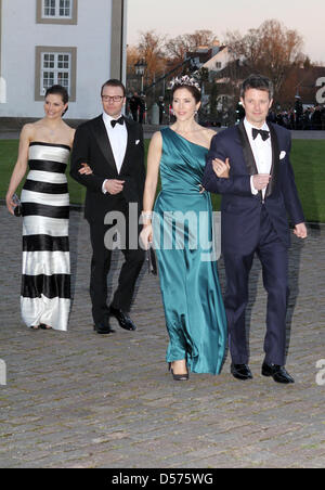 (L-R) La Princesse Victoria de Suède, son fiancé Daniel Westling, la princesse Mary de Danemark et le Prince héritier Frederik de Danemark arrivent pour le dîner de gala à l'occasion de la célébration de la Reine Margrethe II de Danemark au 70e anniversaire du palais de Fredensborg, Danemark, 16 avril 2010. Photo : Patrick van Katwijk Banque D'Images