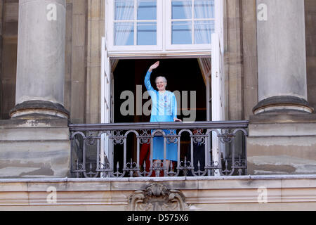 La Reine Margrethe II de Danemark ondes d'un balcon au cours de la célébration du 70e anniversaire à Amalienborg Palace dans le centre de Copenhague, Danemark, 16 avril 2010. Photo : Patrick van Katwijk Banque D'Images