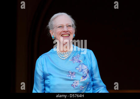 La Reine Margrethe II de Danemark courbes sur un baclony lors de la célébration du 70e anniversaire à Amalienborg Palace dans le centre de Copenhague, Danemark, 16 avril 2010. Photo : Patrick van Katwijk Banque D'Images