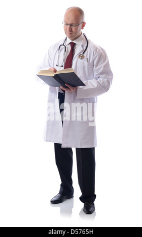 Un médecin homme avec un livre, isolé sur fond blanc Banque D'Images