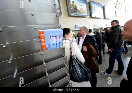 Passagers essaient de prendre un train à la gare centrale de Munich, Allemagne, 19 avril 2010. Les cendres d'une éruption volcanique sur l'Islande continuent de perturber le trafic aérien dans une grande partie de l'Europe, l'espace aérien reste fermé. Photo : PETER KNEFFEL Banque D'Images