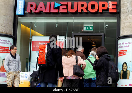 Passagers essaient de prendre un train à la gare centrale de Cologne, Allemagne, 19 avril 2010. Les cendres d'une éruption volcanique sur l'Islande continuent de perturber le trafic aérien dans une grande partie de l'Europe, l'espace aérien reste fermé. Photo : OLIVER BERG Banque D'Images