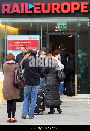 Passagers essaient de prendre un train à la gare centrale de Cologne, Allemagne, 19 avril 2010. Les cendres d'une éruption volcanique sur l'Islande continuent de perturber le trafic aérien dans une grande partie de l'Europe, l'espace aérien reste fermé. Photo : OLIVER BERG Banque D'Images