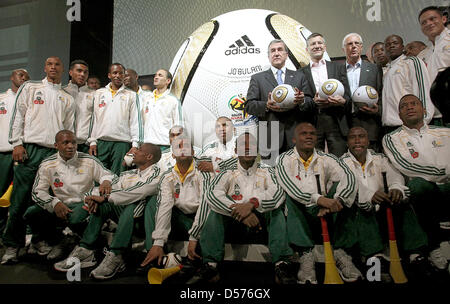 Carlos Alberto Parreira (retour C, L-R), entraîneur-chef de l'équipe nationale de football d'Afrique du Sud, Herbert Hainer, le PDG d'adidas AG et Franz Beckenbauer, président d'honneur du club de football Bundesliga FC Bayern Munich présente le ballon officiel Jabulani '' pour la finale de la Coupe du Monde de Football 2010 en Afrique du Sud avec l'équipe nationale d'Afrique du Sud à Herzogenaurach, Allemagne, 20 AP Banque D'Images