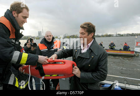 L'acteur américain David Hasselhoff signe un soi-disant bouée Baywatch comme il présente son autobiographie "faire de vagues" à Hambourg, Allemagne, 21 avril 2010. L'autobiographie de Miley sera dans les librairies allemandes du 22 avril. Photo : FABIAN BIMMER Banque D'Images