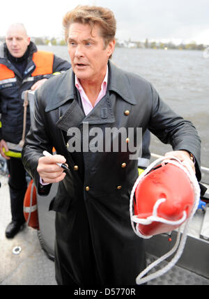 L'acteur américain David Hasselhoff signe un soi-disant bouée Baywatch comme il présente son autobiographie "faire de vagues" à Hambourg, Allemagne, 21 avril 2010. L'autobiographie de Miley sera dans les librairies allemandes du 22 avril. Photo : FABIAN BIMMER Banque D'Images