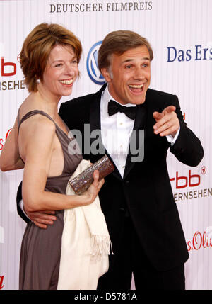 Le gagnant d'un Oscar et l'acteur Christoph Waltz et sa partenaire Judith Holste arrivent à la cérémonie du Prix du Film allemand ''Lola'' au Friedrichspalast à Berlin, Allemagne, 23 avril 2010. Les gagnants ont été honorés dans 16 catégories différentes au 60e anniversaire de la German Film Awards. Photo : Hubert Boesl Banque D'Images