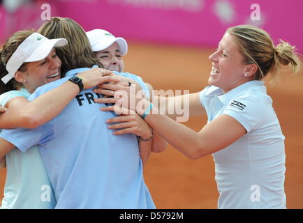 Les joueurs de France Julie Coin, Alizé Cornet et Pauline Parmentier (L-R) Bravo à capitaine de l'équipe Nicolas Trevor Willson après leur victoire en Fed Cup relegation match Allemagne contre la France à Francfort/Main, Allemagne, 25 avril 2010. Avec une victoire de 3-2 sur l'Allemagne, la France reste dans le groupe mondial de tennis. Photo : Arne Dedert Banque D'Images