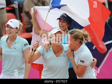 Les joueurs de France Alizé Cornet, Julie Coin, Aravane Rezai et Pauline Parmentier (L-R) cheer après leur victoire en Fed Cup relegation match Allemagne contre la France à Francfort/Main, Allemagne, 25 avril 2010. Avec une victoire de 3-2 sur l'Allemagne, la France reste dans le groupe mondial de tennis. Photo : Arne Dedert Banque D'Images