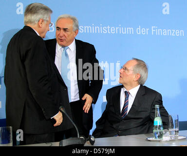 Jean-Claude Trichet, président de la Banque centrale européenne (BCE, L-R), Dominique Strauss-Kahn, directeur du Fonds monétaire international (FMI), et le ministre allemand des Finances, Wolfgang Schaeuble parler après une conférence de presse dans le ministère des Finances à Berlin, Allemagne, 28 avril 2010. Trichet, Schauble et Strauss-Kahn assuré de garder la partie de factions au sein du Bundestag mise à jour sur la dérive Banque D'Images