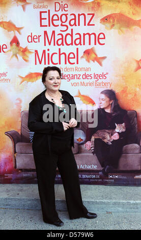 L'actrice française Josiane Balasko arrive à la première du film 'Die Elégance der Madame Michel' ('Le hérisson") au Cinéma Paris à Berlin, Allemagne, 28 avril 2010. Le film est ouvert dans les salles allemandes le 06 mai 2010. Photo : Jens Kalaene Banque D'Images